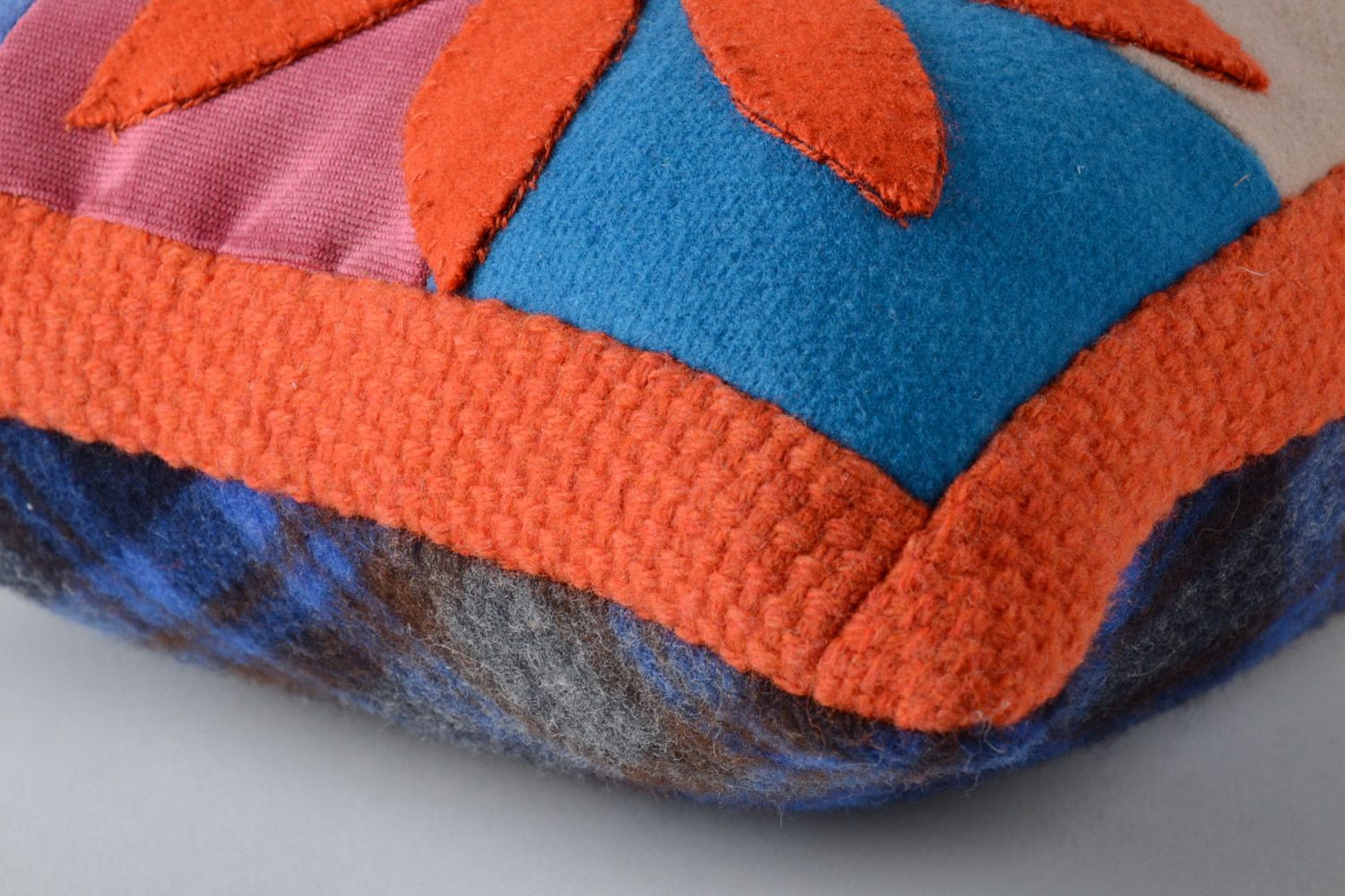 Petit coussin pour canapé multicolore avec housse zippée fait main Fleurs photo 2