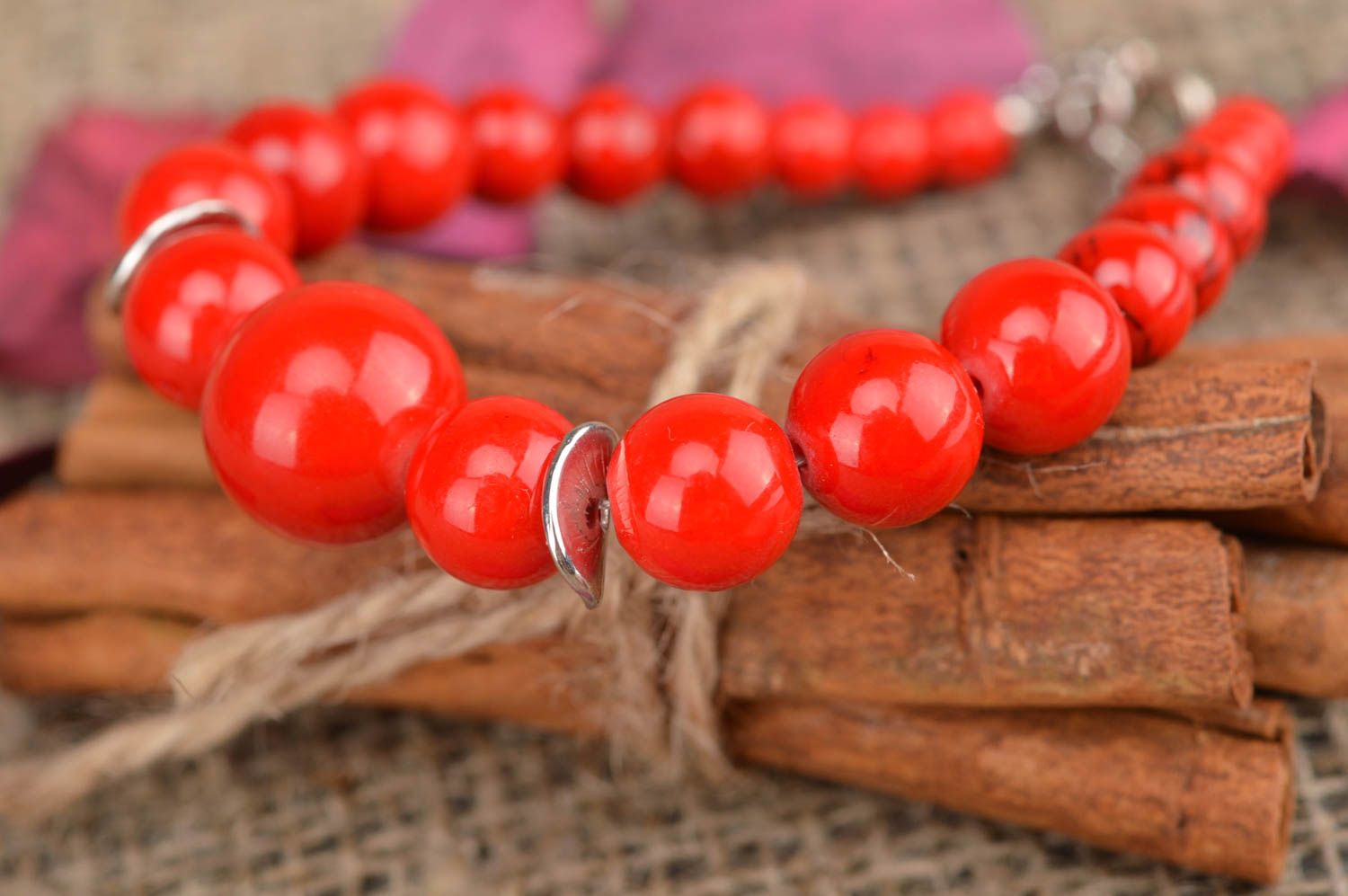 Bracelet rouge en perles fantaisie fait main accessoire stylé pour femme photo 1