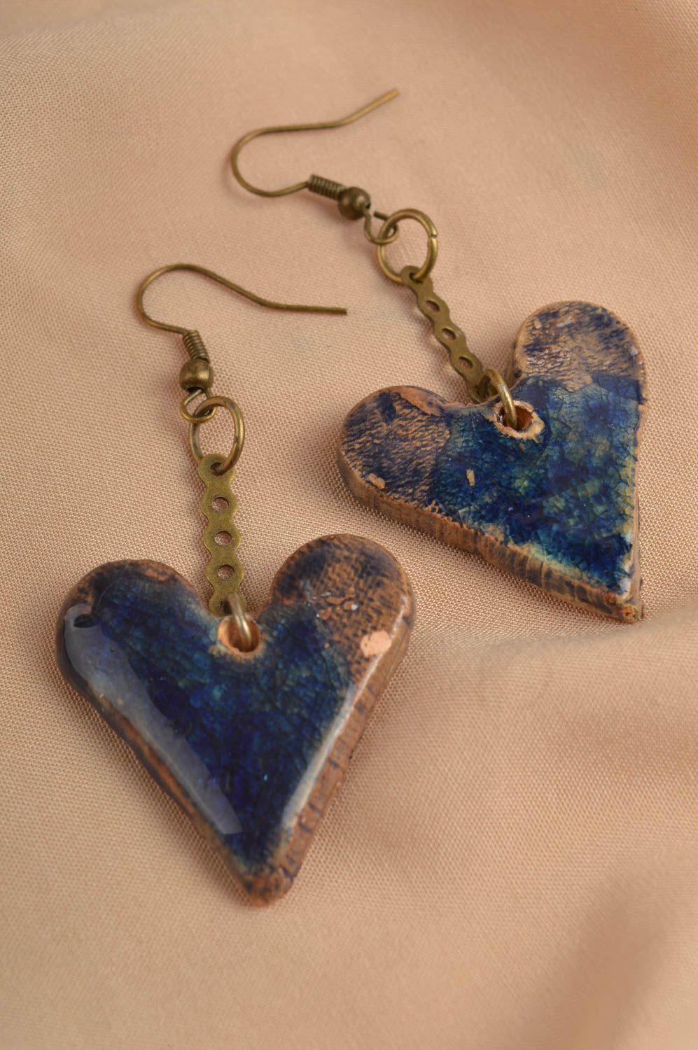 Boucles d'oreilles céramique Bijou fait main pendantes coeurs bleus Cadeau femme photo 1