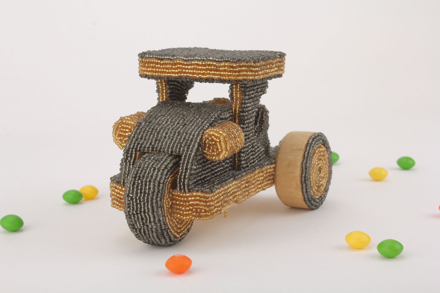 Деревянная игрушка с бисером Трактор фото 1