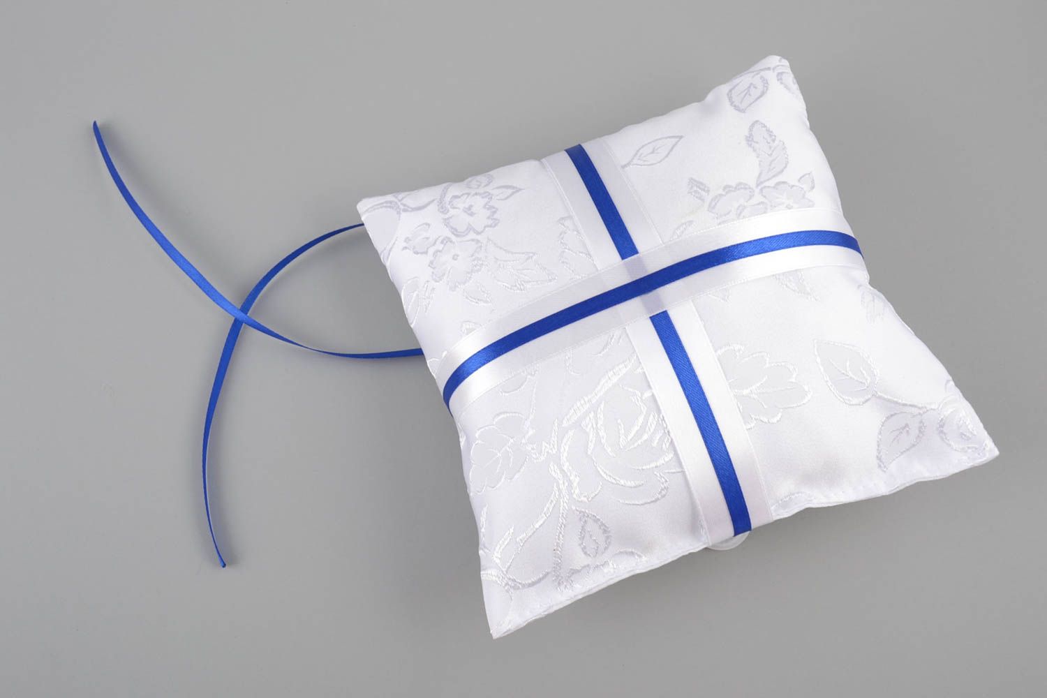 Свадебная подушечка для колец ручной работы из ткани красивая синяя с белым фото 2