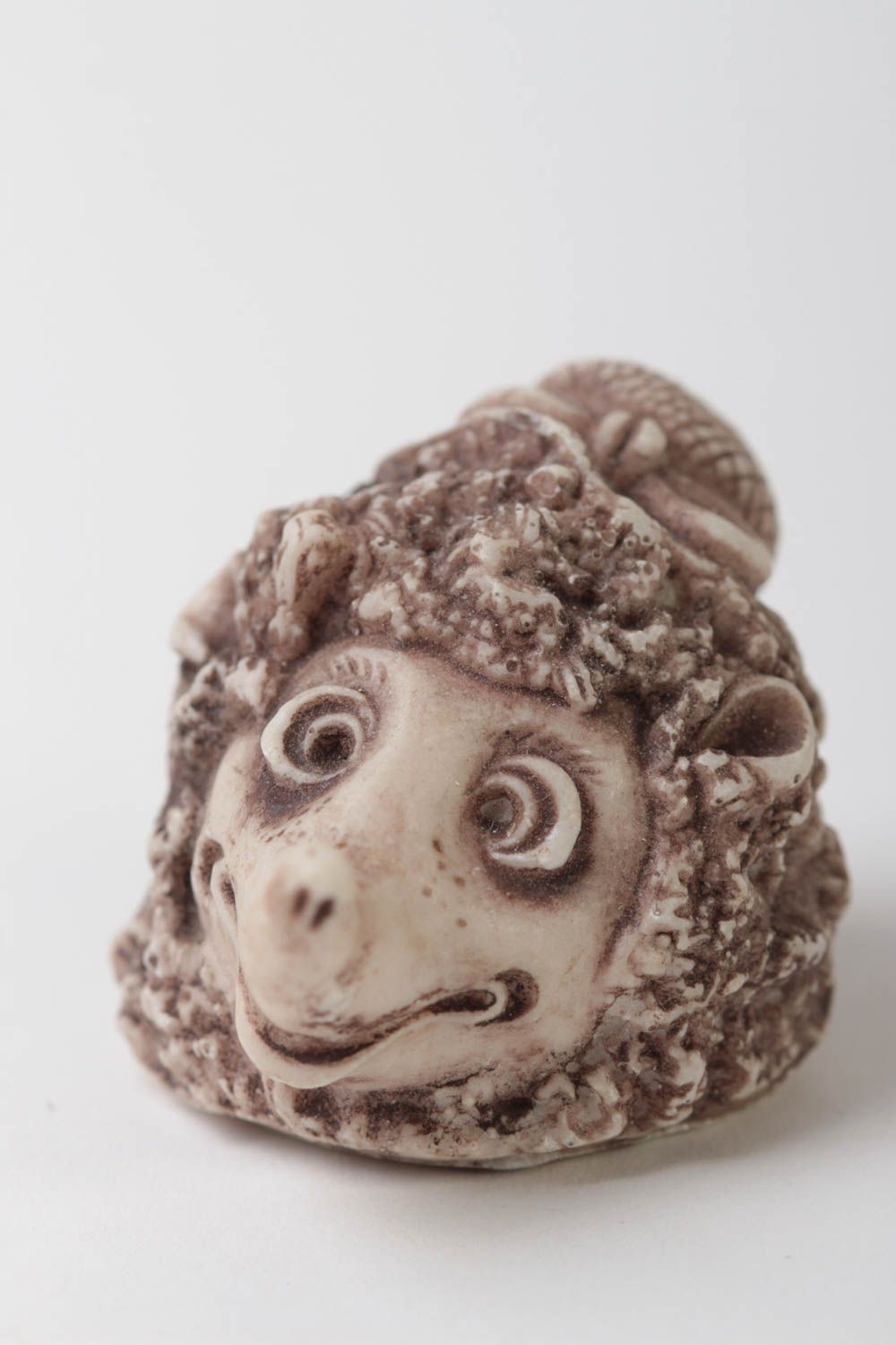 Миниатюрная фигурка из полимерной смолы в виде ежика в шляпке для декора фото 2