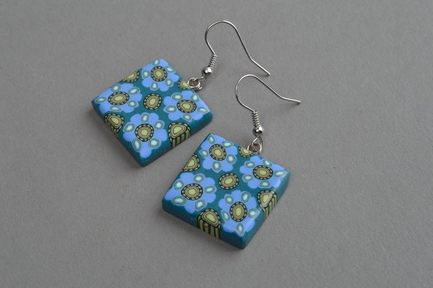Quadratische blaue stilvolle handgemachte Ohrringe mit Anhängern Blumen foto 2
