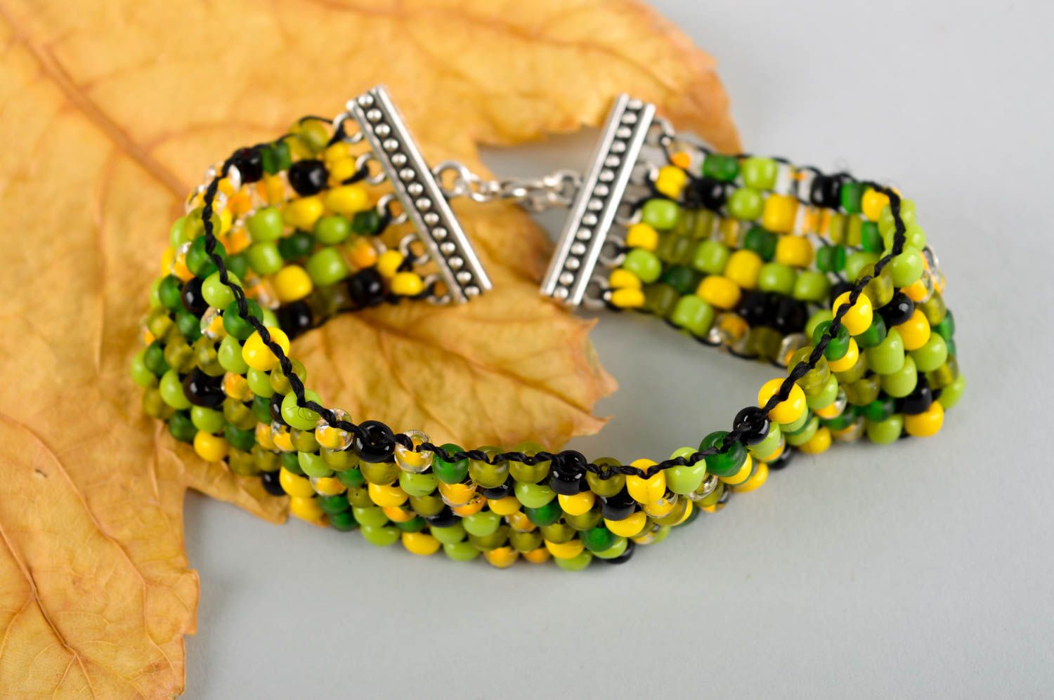 Bracelet perles de rocaille Bijou fait main vert-jaune-noir Cadeau pour femme photo 1