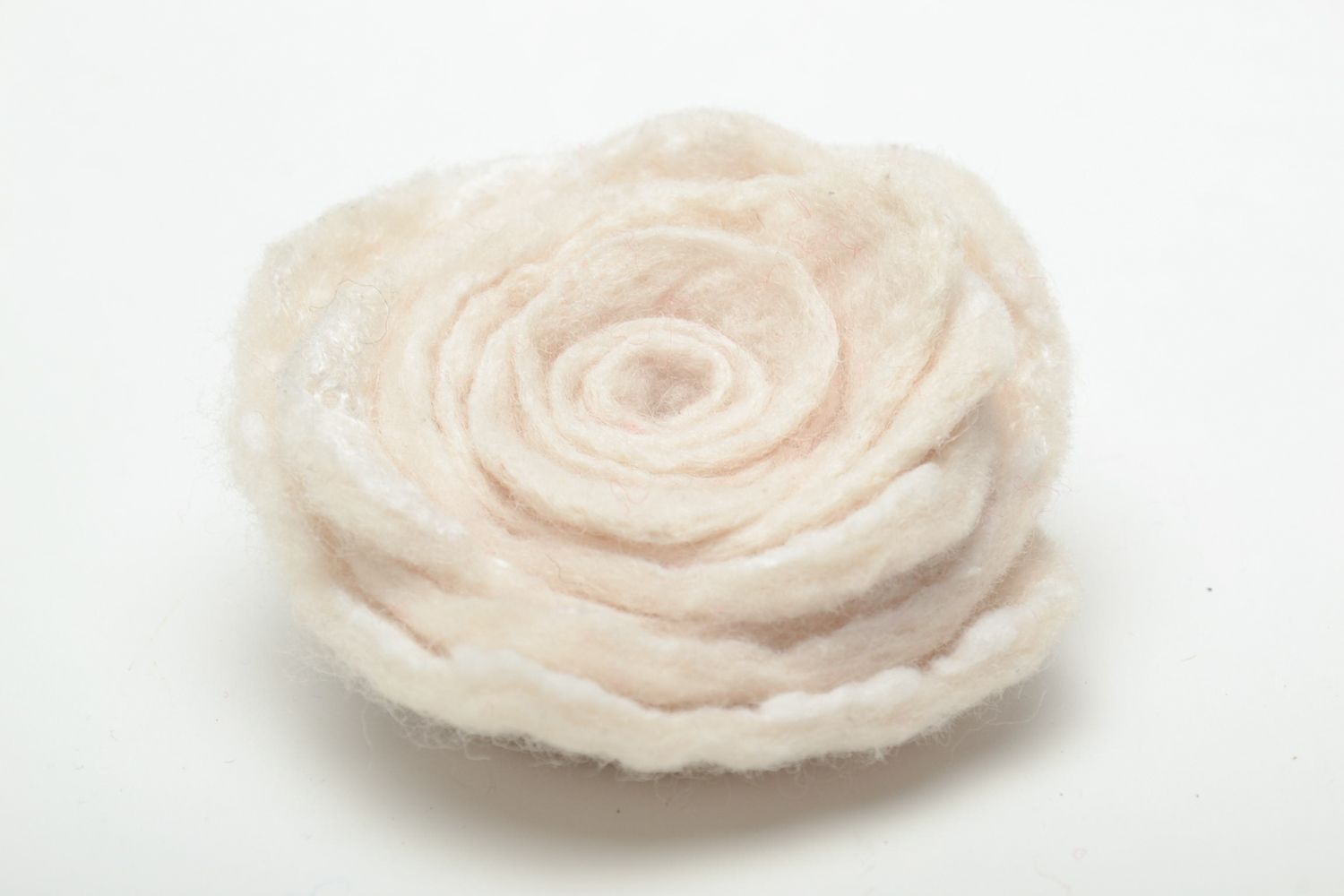 Белая брошь в технике валяния из шерсти в виде цветка фото 3