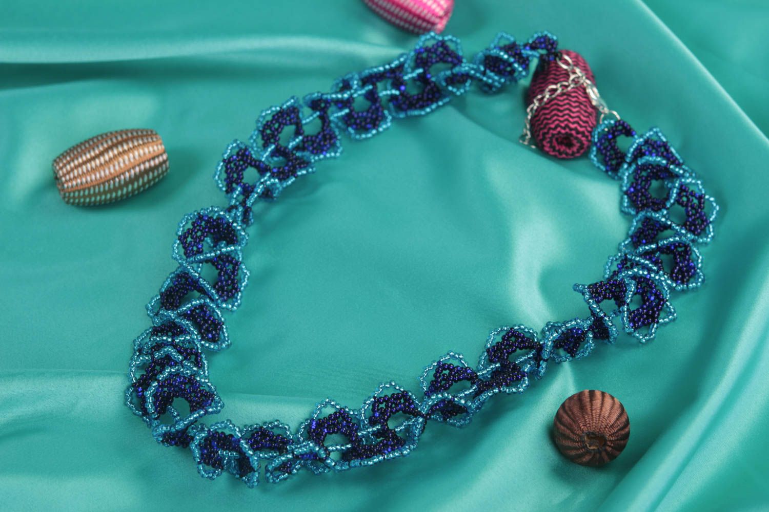 Ожерелье из бисера ручной работы красивое женское в синих тонах авторское фото 1
