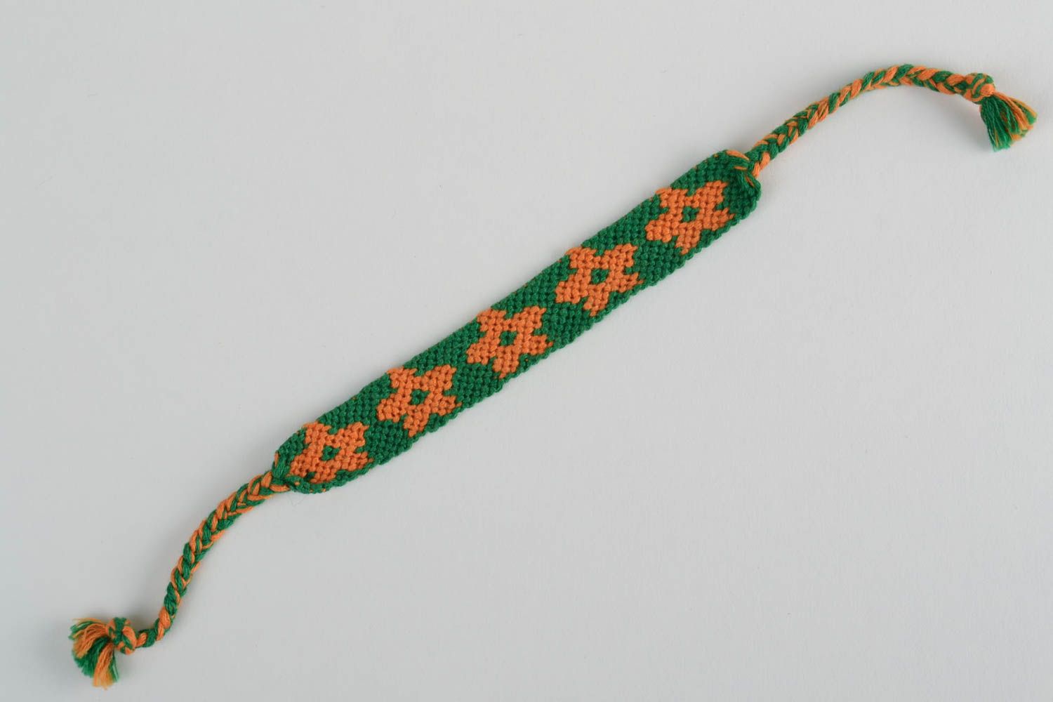 Зеленый плетеный браслет из ниток в технике макраме с оранжевыми цветами ручной работы фото 5