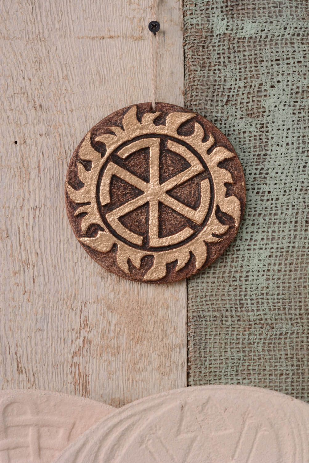 Prato -talismã redondo de argila feito à mão para decoração do interior em estilo étnico Grozovik foto 3