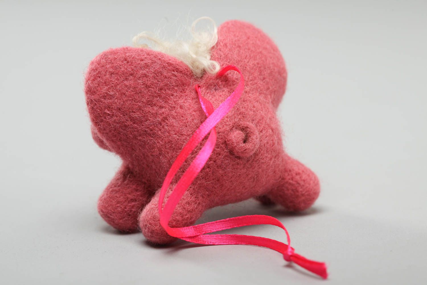 Figura de lana en técnica de fieltro seco artesanal con forma de cerdito rosado foto 4
