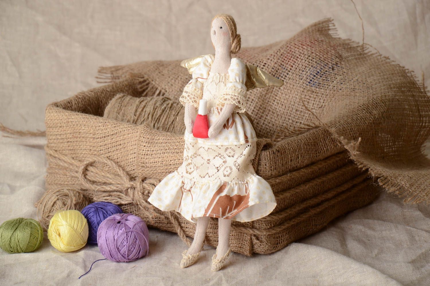 Petite poupée en tissu de lin et toile de coton faite main décorative ange  photo 1