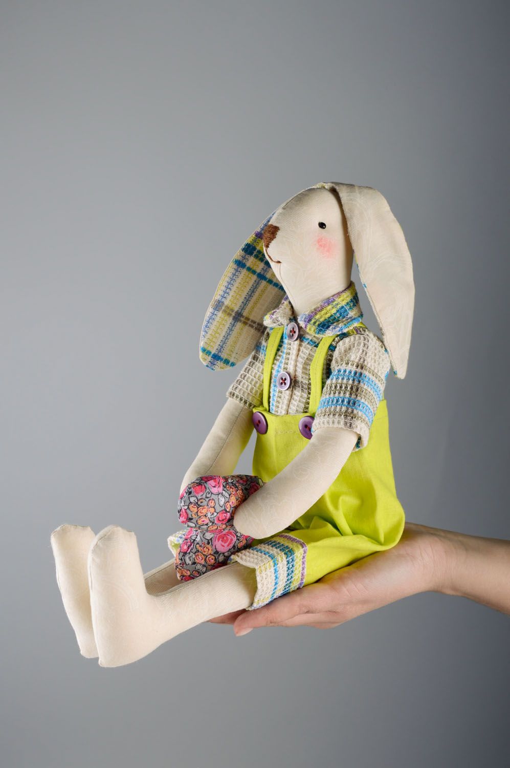 Текстильная игрушка в виде зайца фото 5