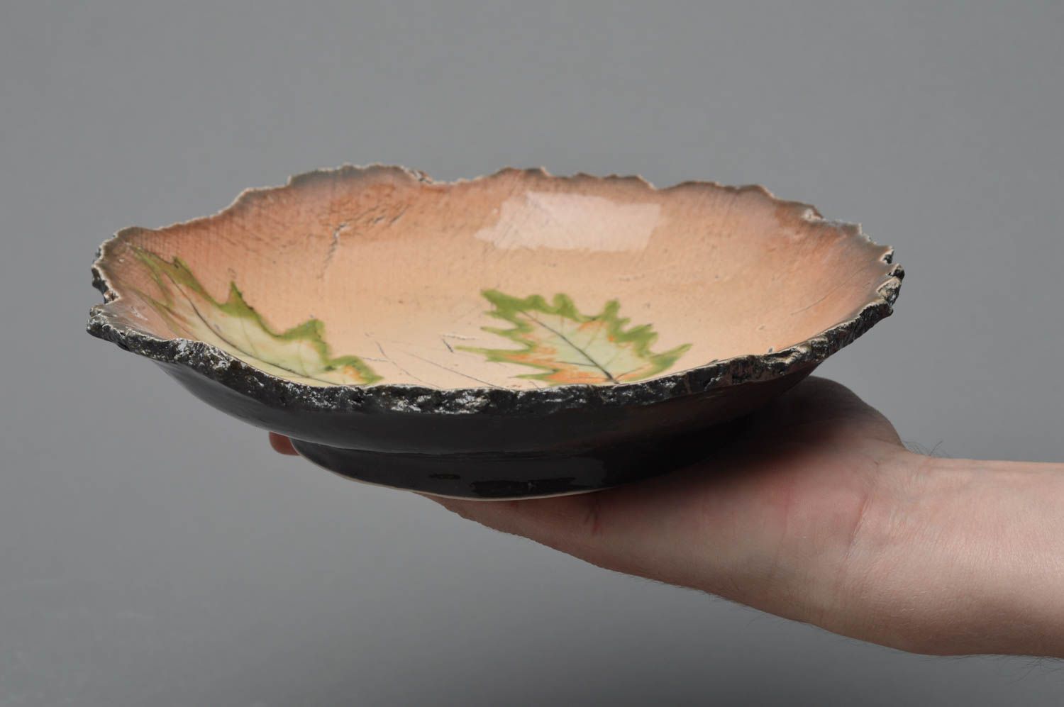 Joli plat creux de porcelaine avec peinture à glaçure fait main grand coloré photo 4