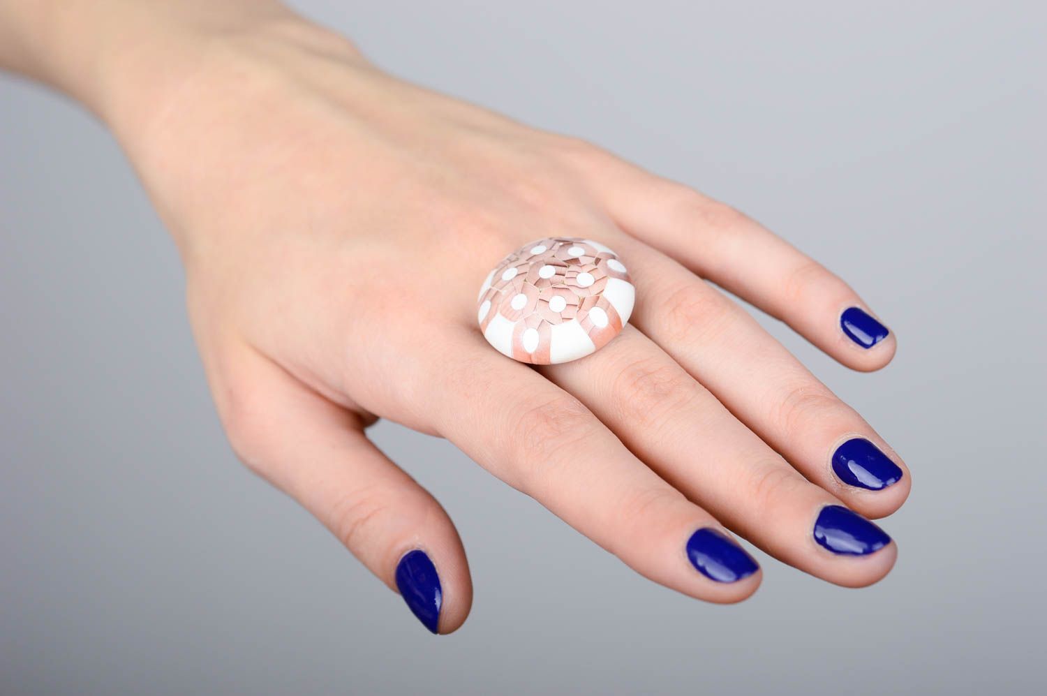 Перстень ручной работы кольцо из карандашей белое крупное стильное кольцо фото 2