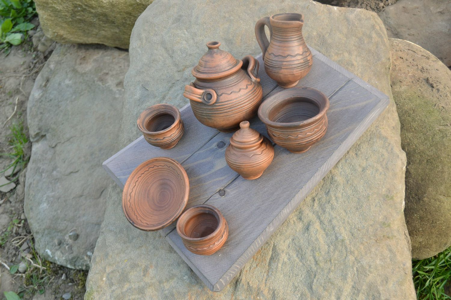 Объемное панно в виде деревянной доски с глиняной посудой настенное хэнд мэйд фото 1