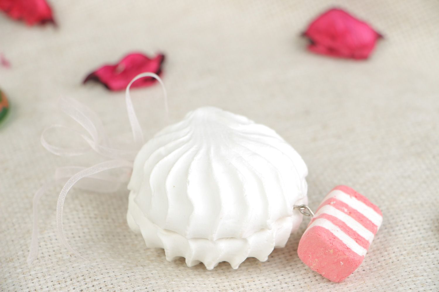 Petite décoration à suspendre en pâte polymère blanc-rose faite main avec ruban  photo 5