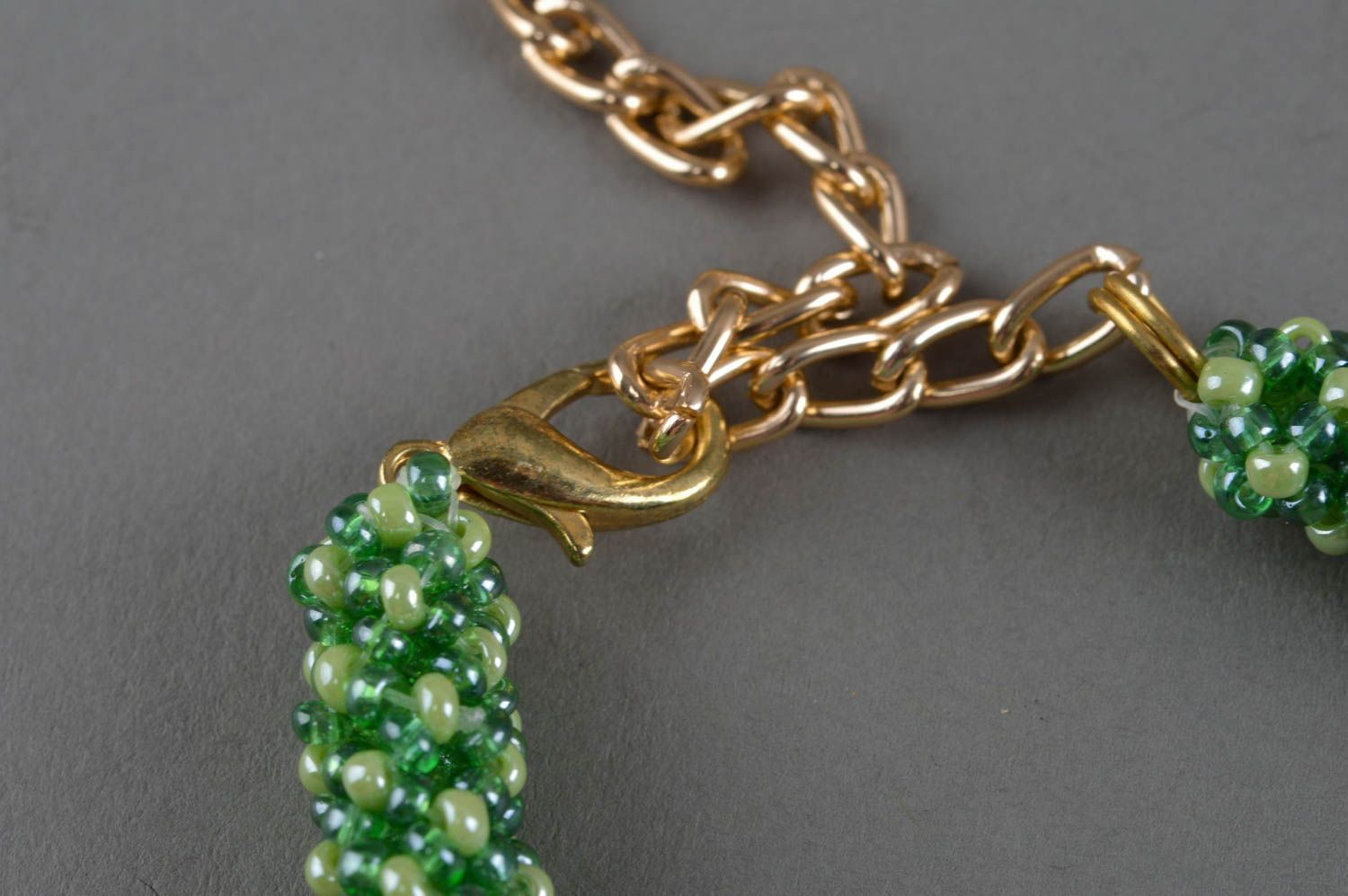 Handmade stilvolles grünes Designer Collier aus Glasperlen in Flechtentechnik foto 4