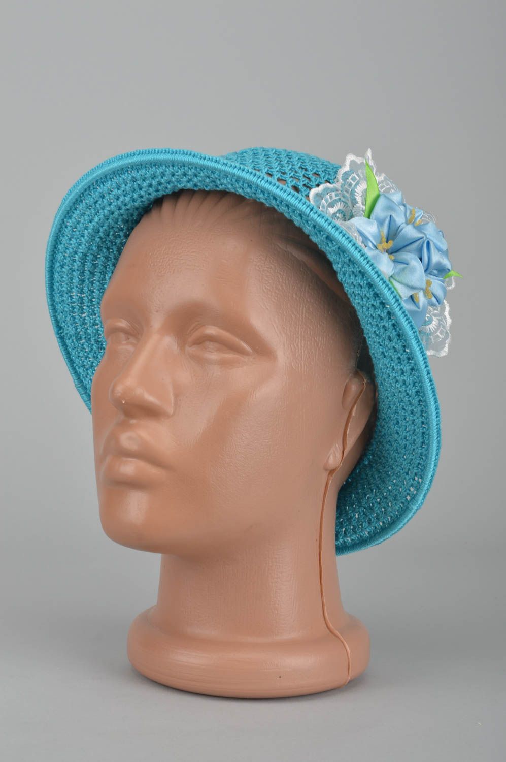 Вязаная шляпа ручной работы голубая с цветком головной убор детская шляпа фото 1