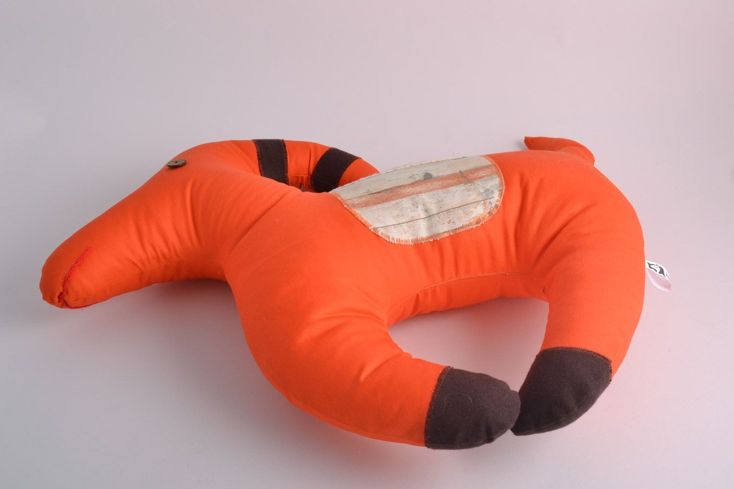 Künstlerisches orange Kissen Spielzeug aus Stoff in Form der Ziege Handarbeit foto 2