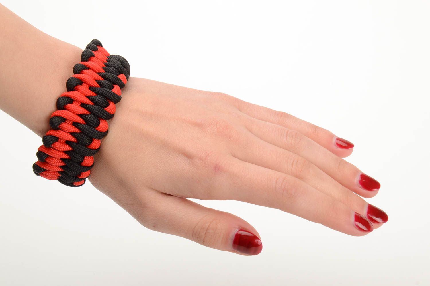 Stilvolles rot schwarzes handmade breites Armband aus Paracord originell  foto 5