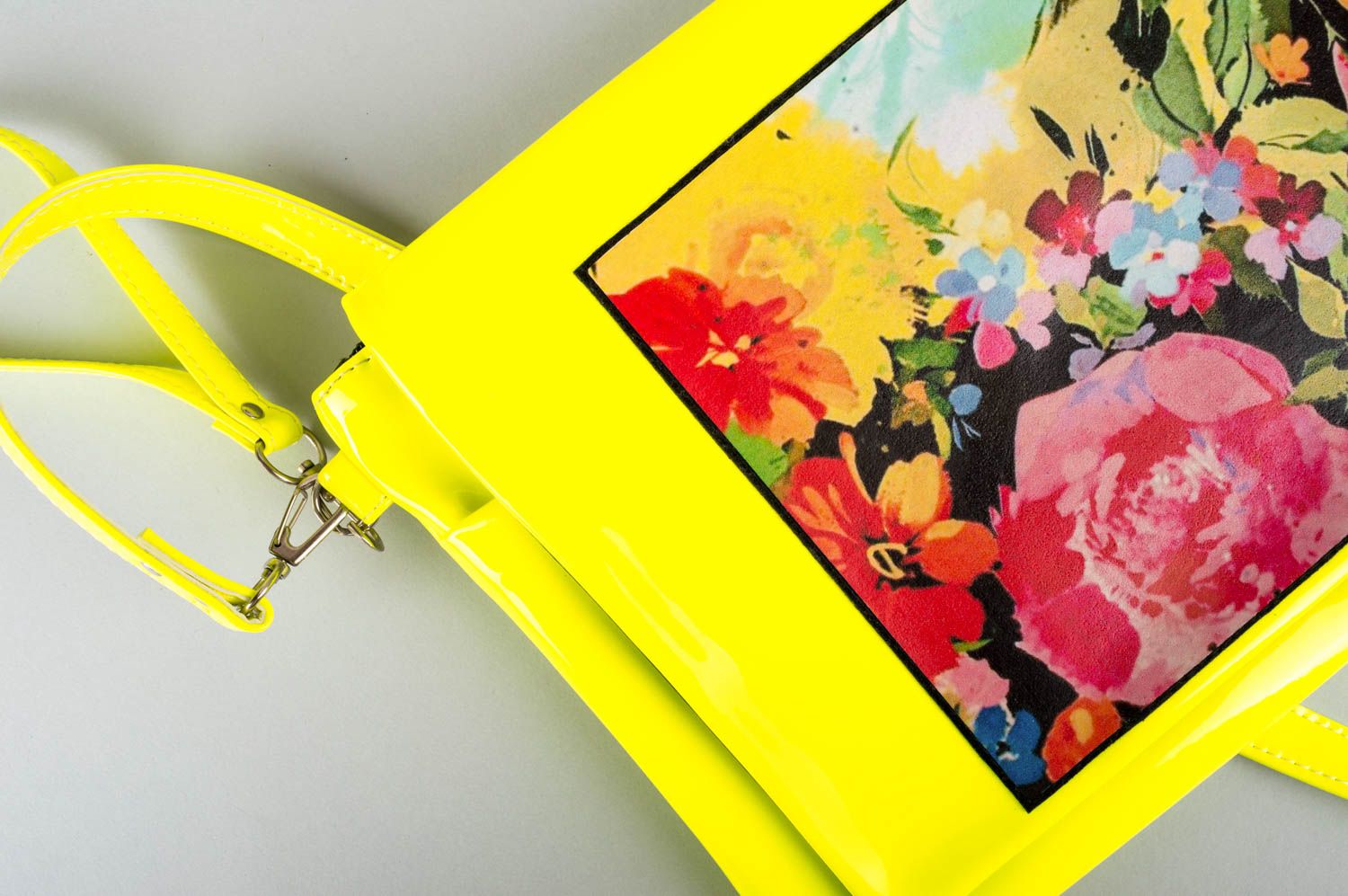 Gelbe Tasche Clutch mit Blumenmuster mit Riemen handmade aus Kunstleder foto 5