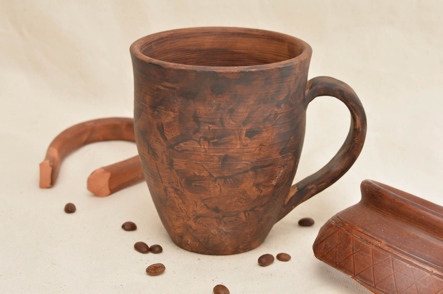Высокая глиняная чашка для чая или кофе ручной работы коричневая простая фото 1