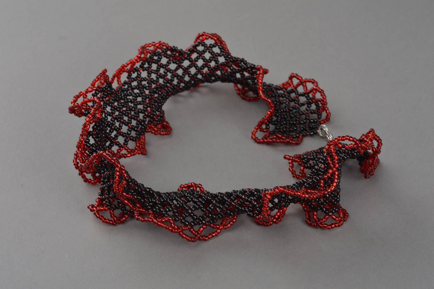 Ожерелье из бисера необычного дизайна черное красивое ручной работы хэнд мейд фото 3