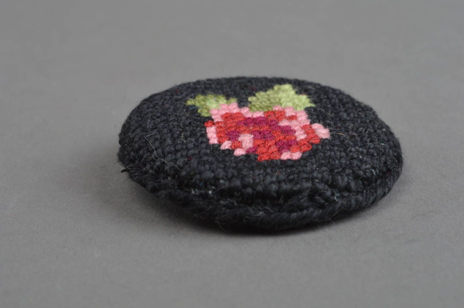 Брошь с вышивкой крестиком по канве круглая женская ручной работы Роза на черном фото 5