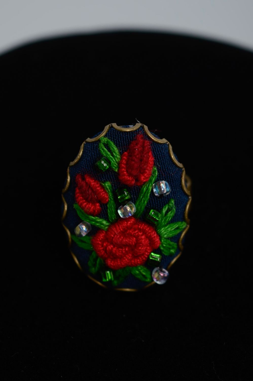Крупное кольцо с вышивкой рококо ручной работы  фото 2