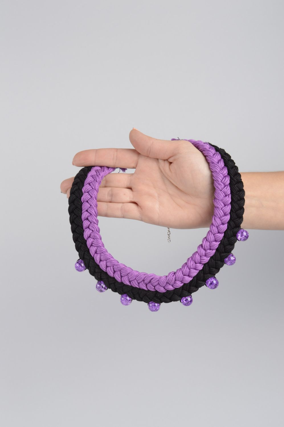 Collier textile Bijou fait main noir violet massif en fils Cadeau original photo 4