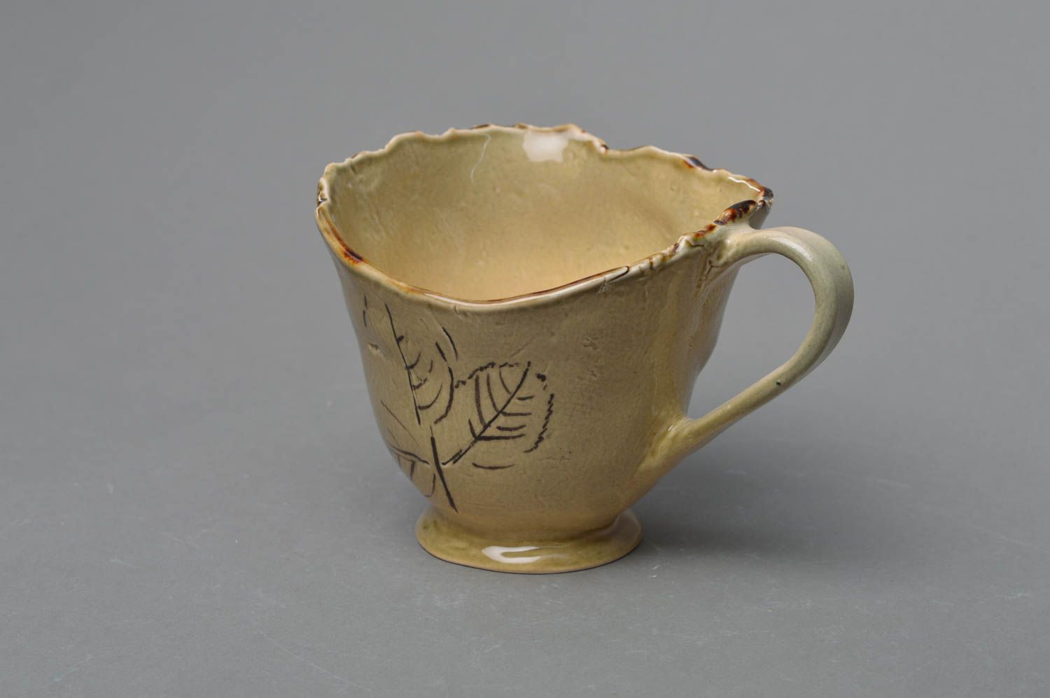 Golden color porcelain elegant coffee cup made of autumn tree leaves with handle photo 1