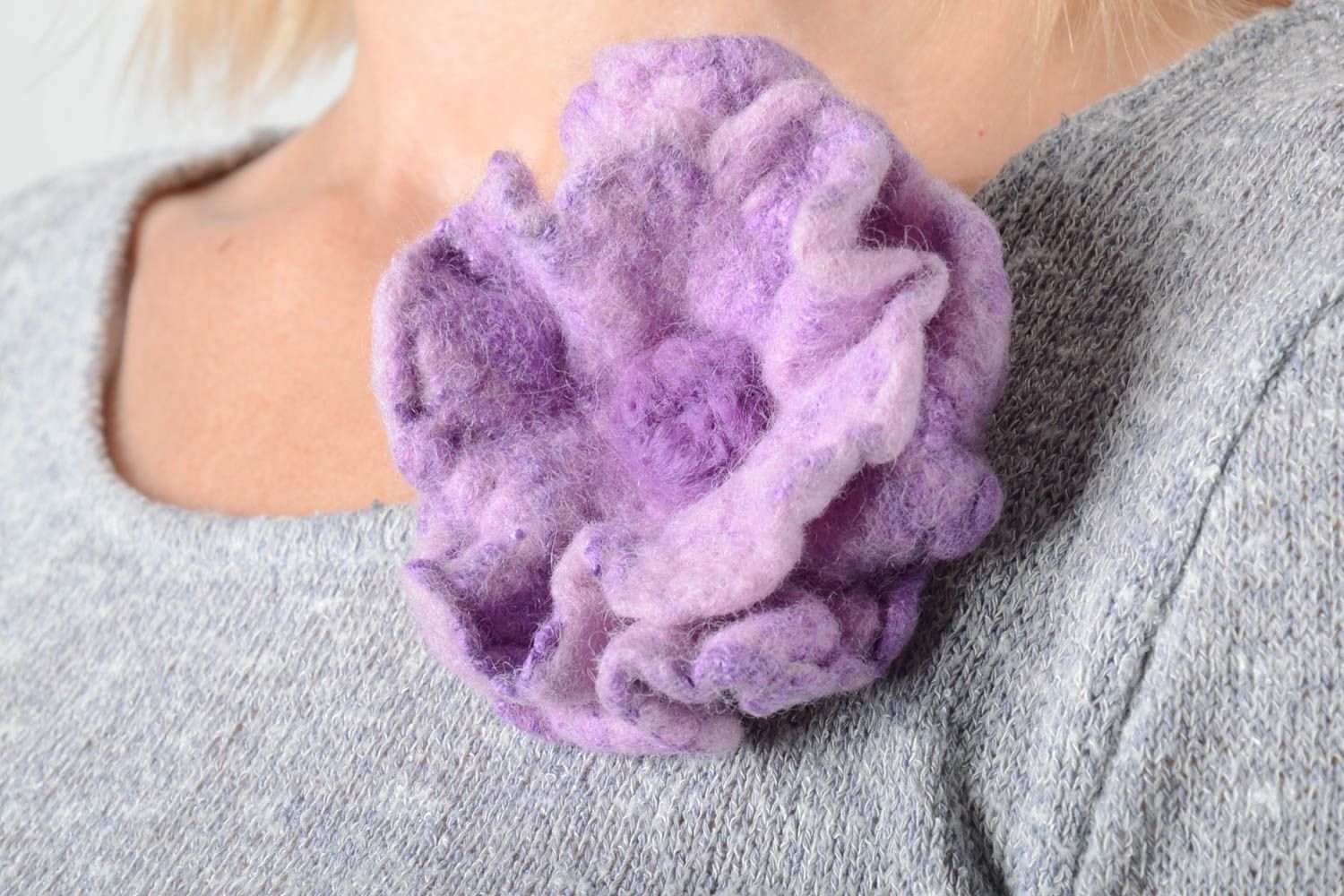 Broche fait main Bijou fantaisie fleur lilas en laine Accessoire femme design photo 2
