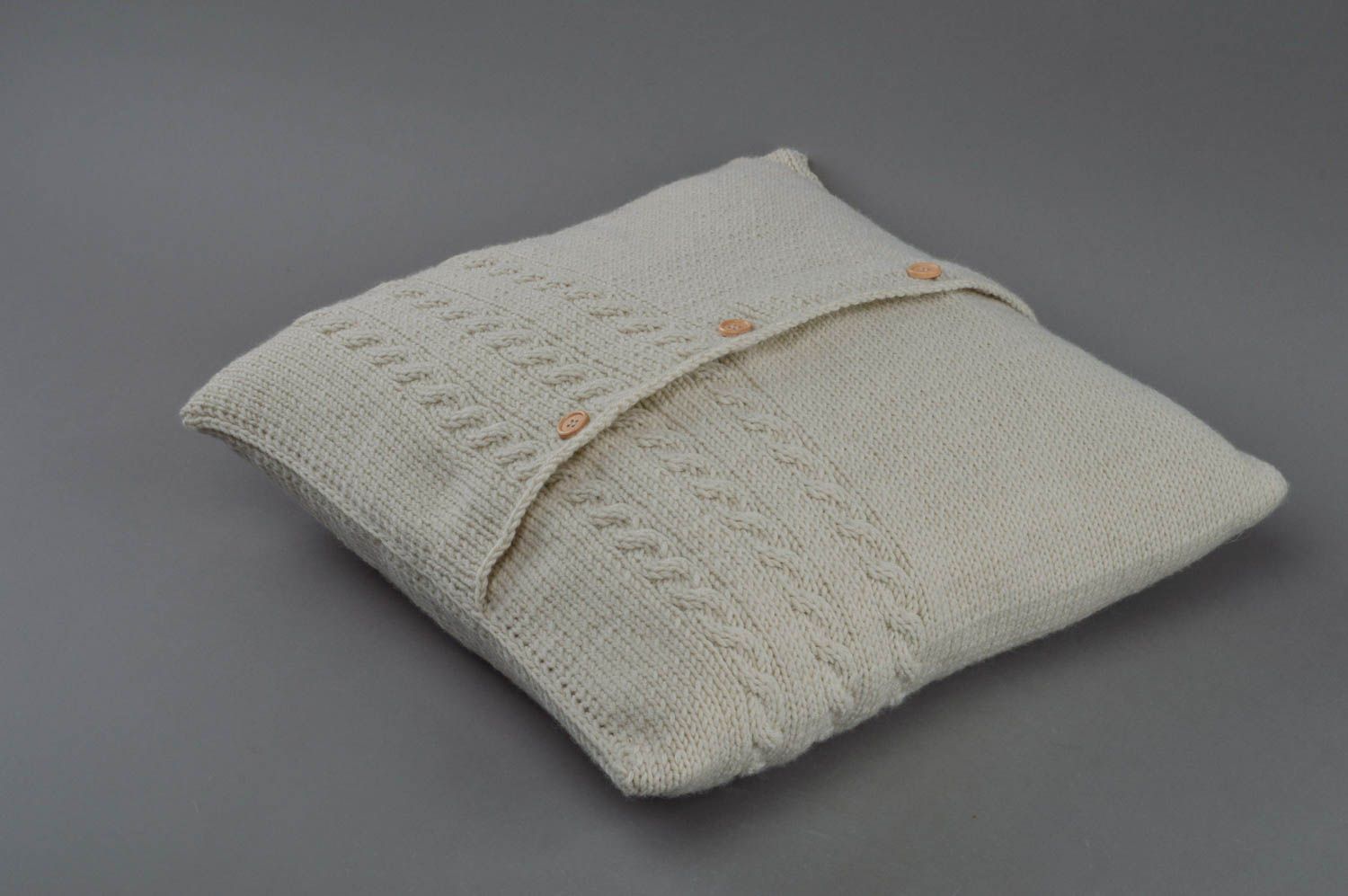 Coussin tricoté en fils acryliques et de laine gris clair fait main avec boutons photo 1