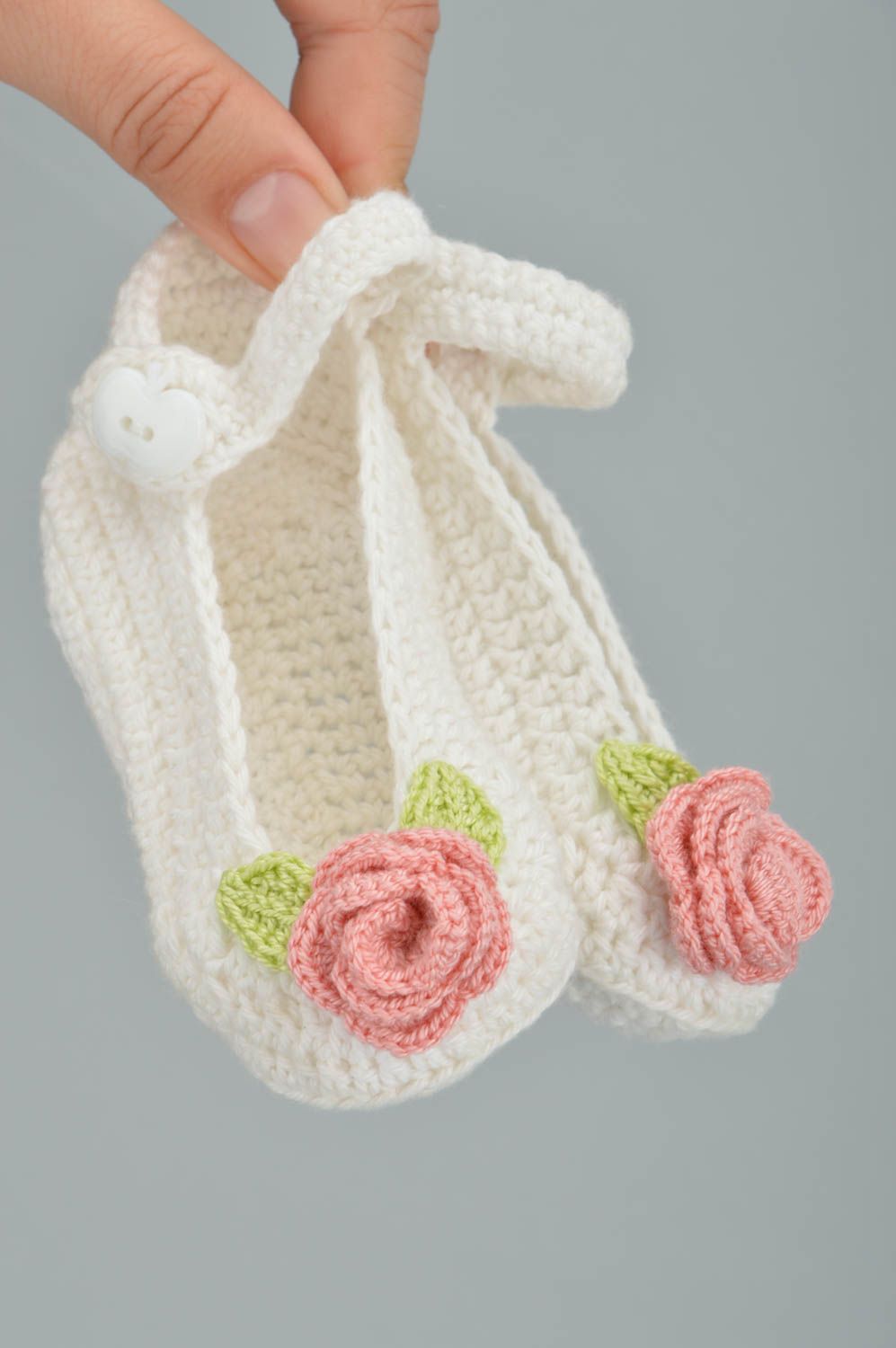 Chaussons pour bébé blancs avec fleur en coton naturel faits main accessoire photo 3