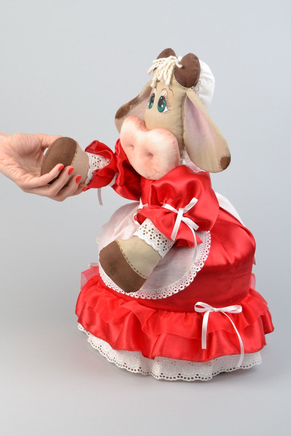 Origineller handmade Kannenwärmer aus Stoff Textil Puppe handmade in rotem Kleid Kuh foto 2