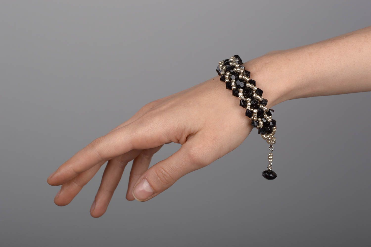 Bracelet tissé Bijou fait main noir perles de rocaille Cadeau femme original photo 5