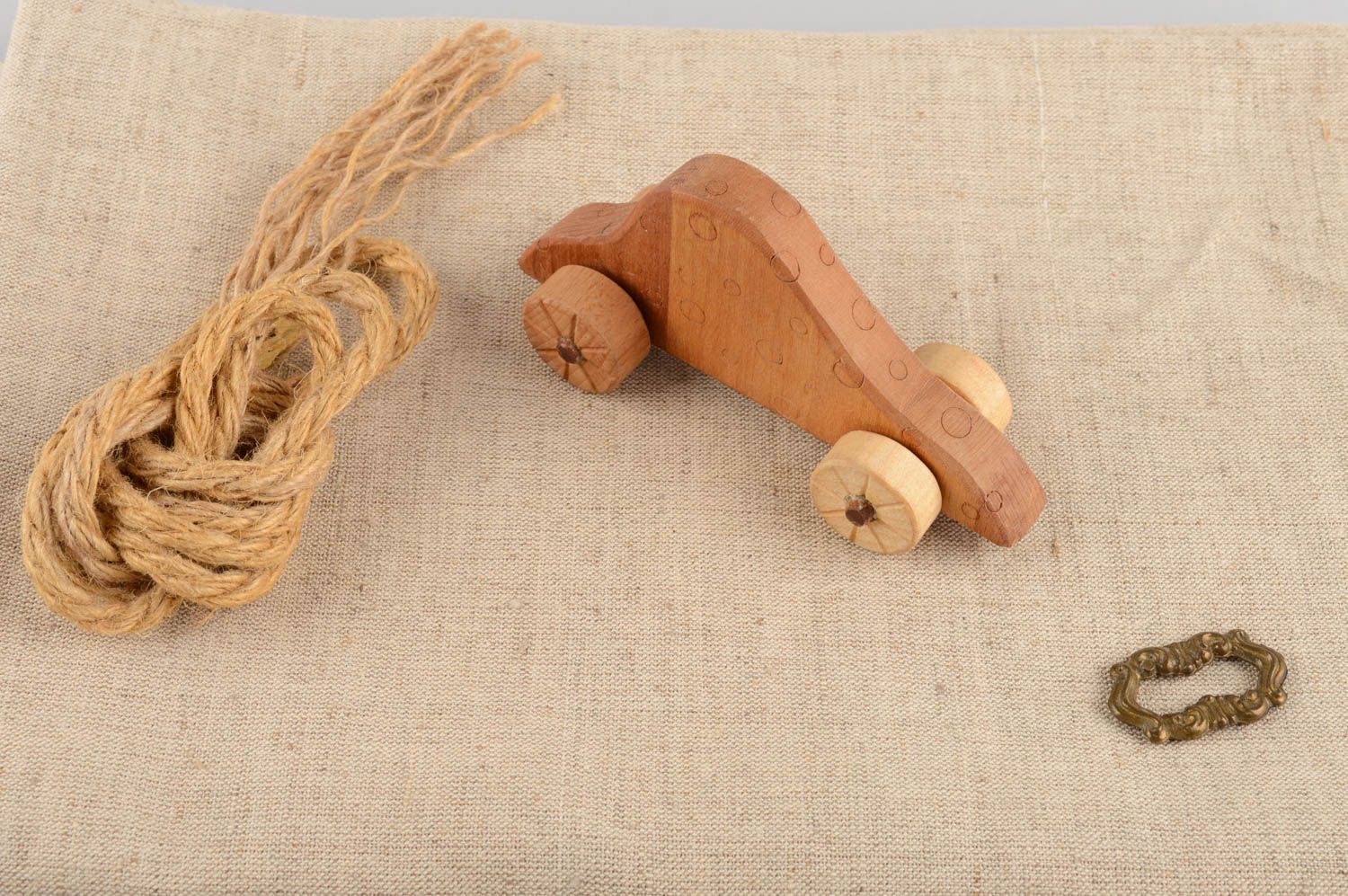 Kleines Auto Zieh Spielzeug aus Holz Öko Handarbeit für Kinder schön nützlich foto 1
