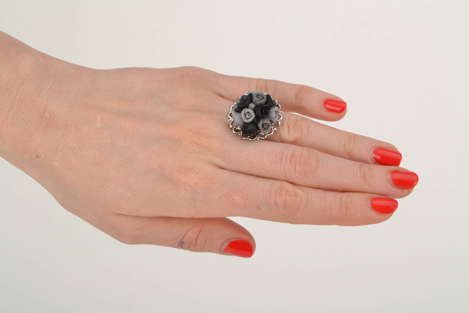 Damen Ring aus Polymer Clay mit grauen Rosen foto 2