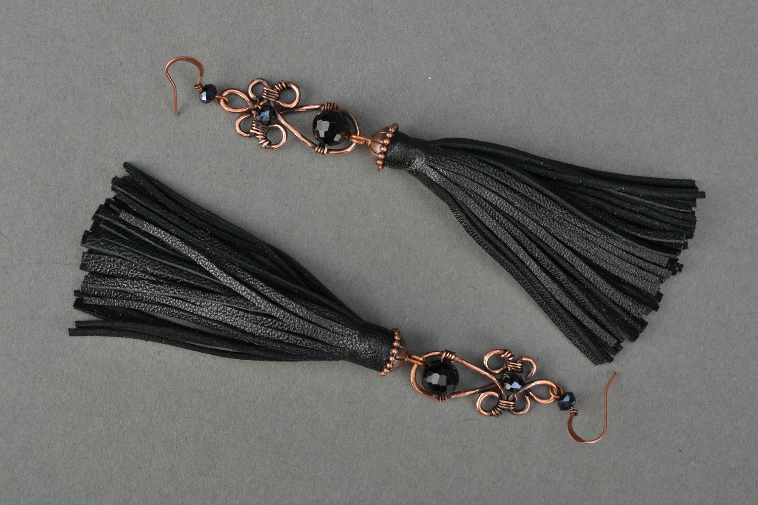 Pendientes largos de cobre y borlas de cuero negro  foto 4