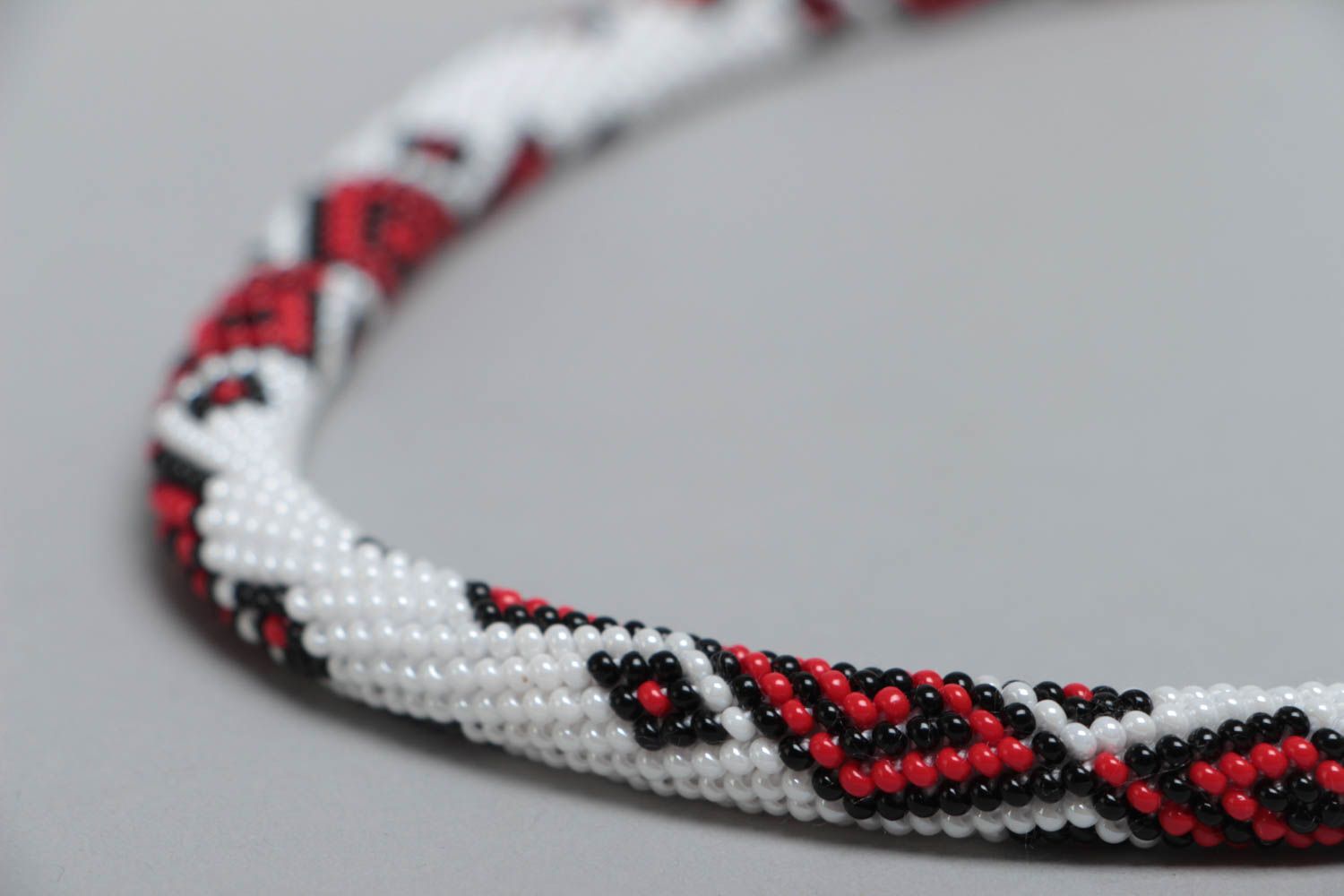 Collier spirale en perles de rocaille tchèques fait main avec motif rouge photo 4