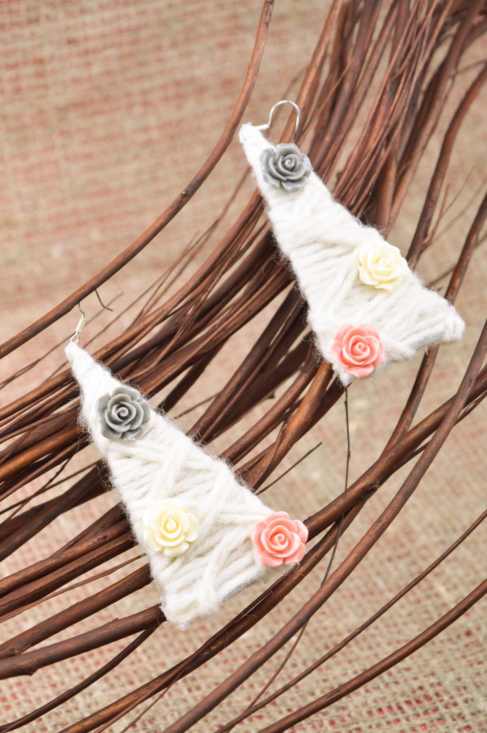 Lange schöne handgemachte Ohrringe aus Fäden mit Rosen aus Polymerton für Mädchen foto 5