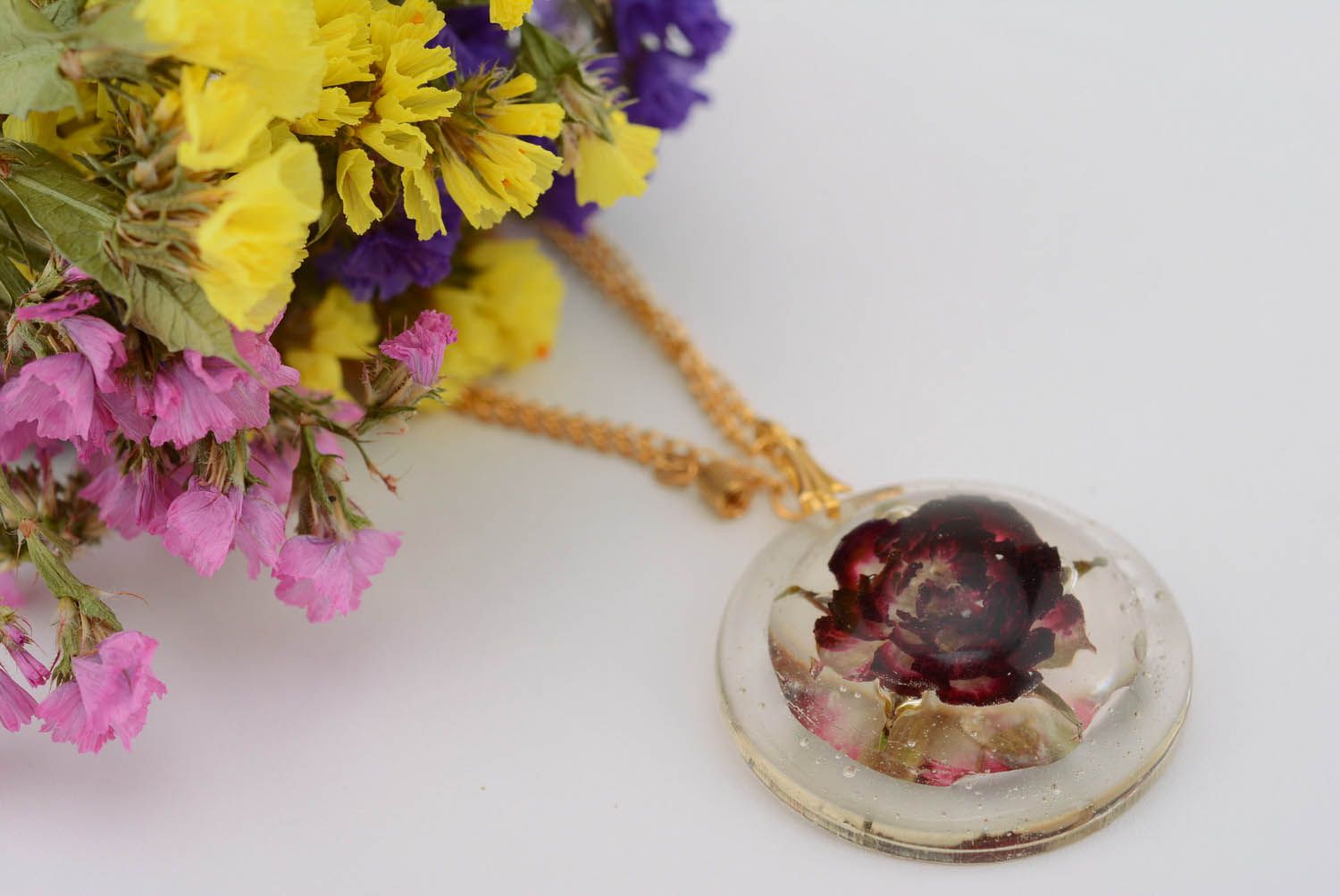 Round pendant with a chain Rose photo 1