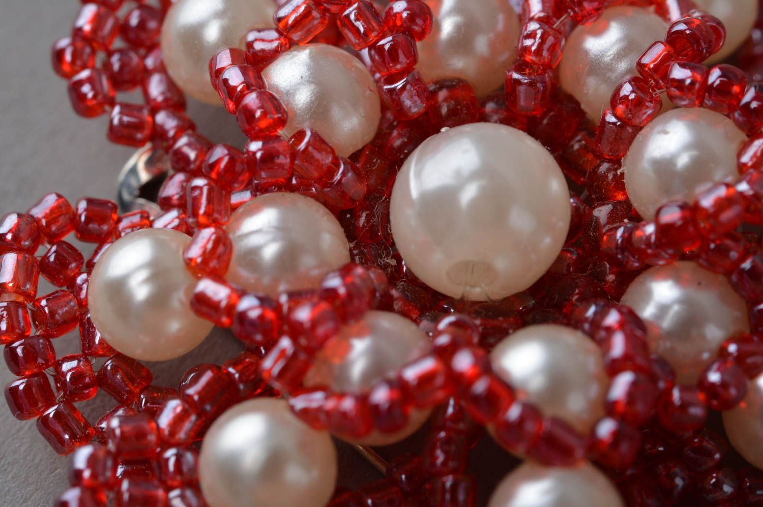 Broche en perles de rocaille et perles fantaisie faite main rouge-blanc photo 4
