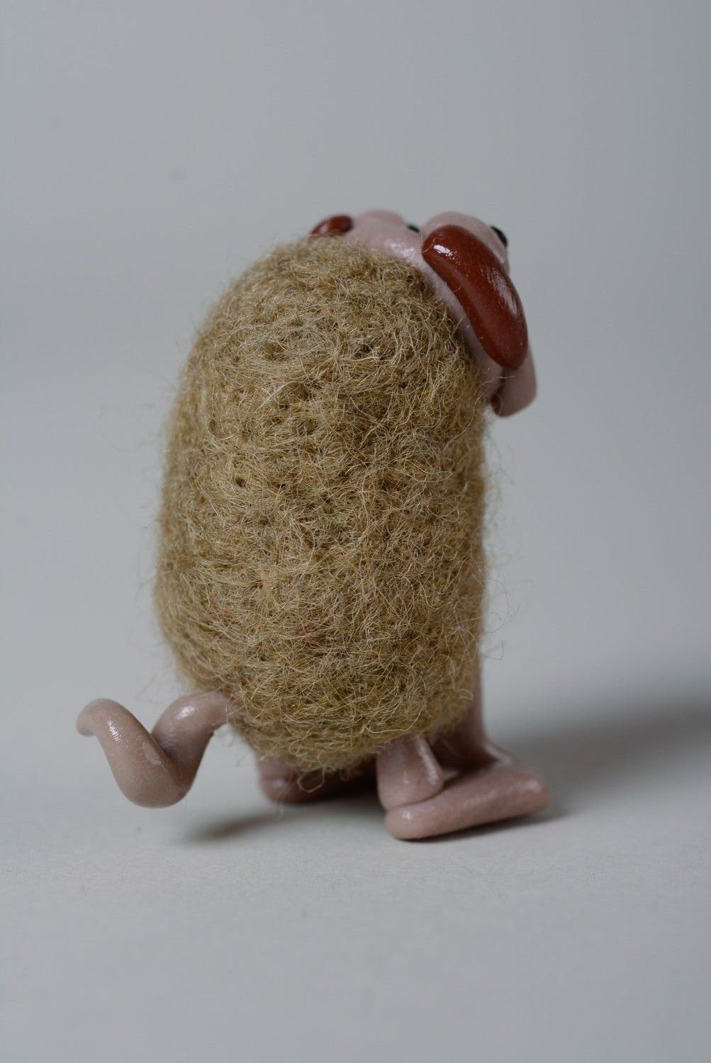 Petit jouet en laine feutrée et pâte polymère fait main décoratif chien photo 5