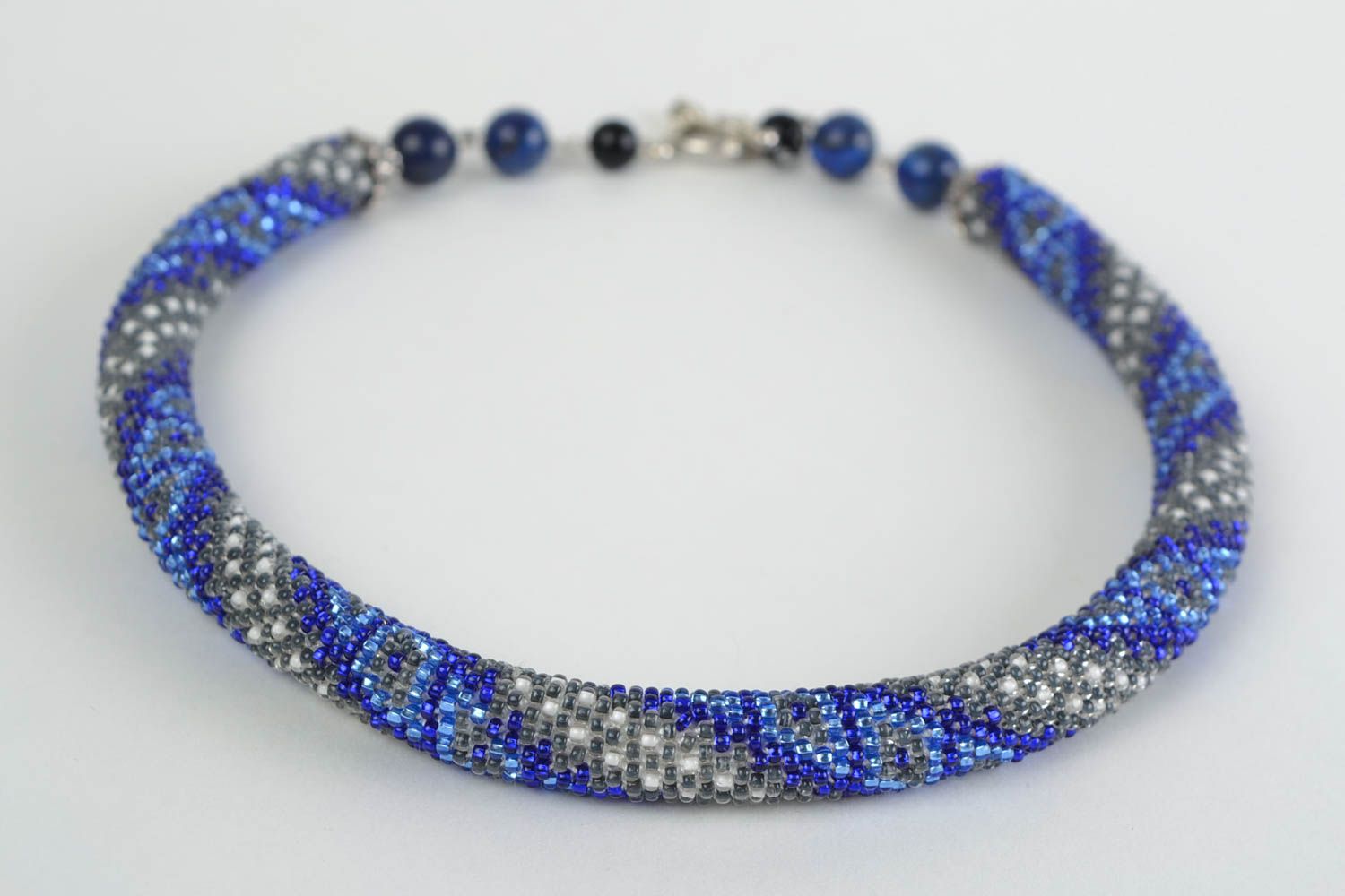 Collier crocheté avec perles de rocaille bleu gris original beau fait main photo 4