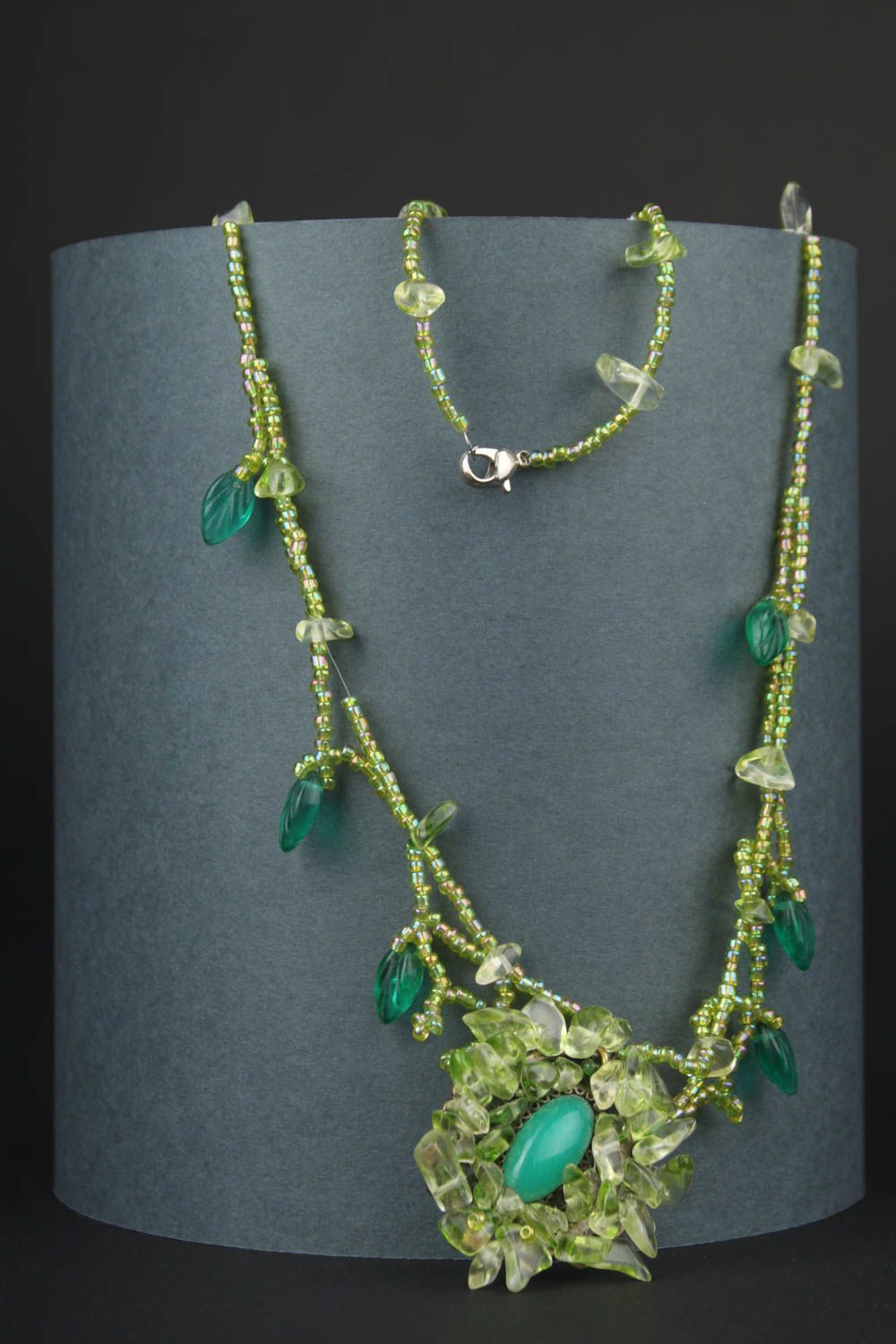Зеленые бусы ручной работы необычный подарок авторское украшение из бусин фото 1