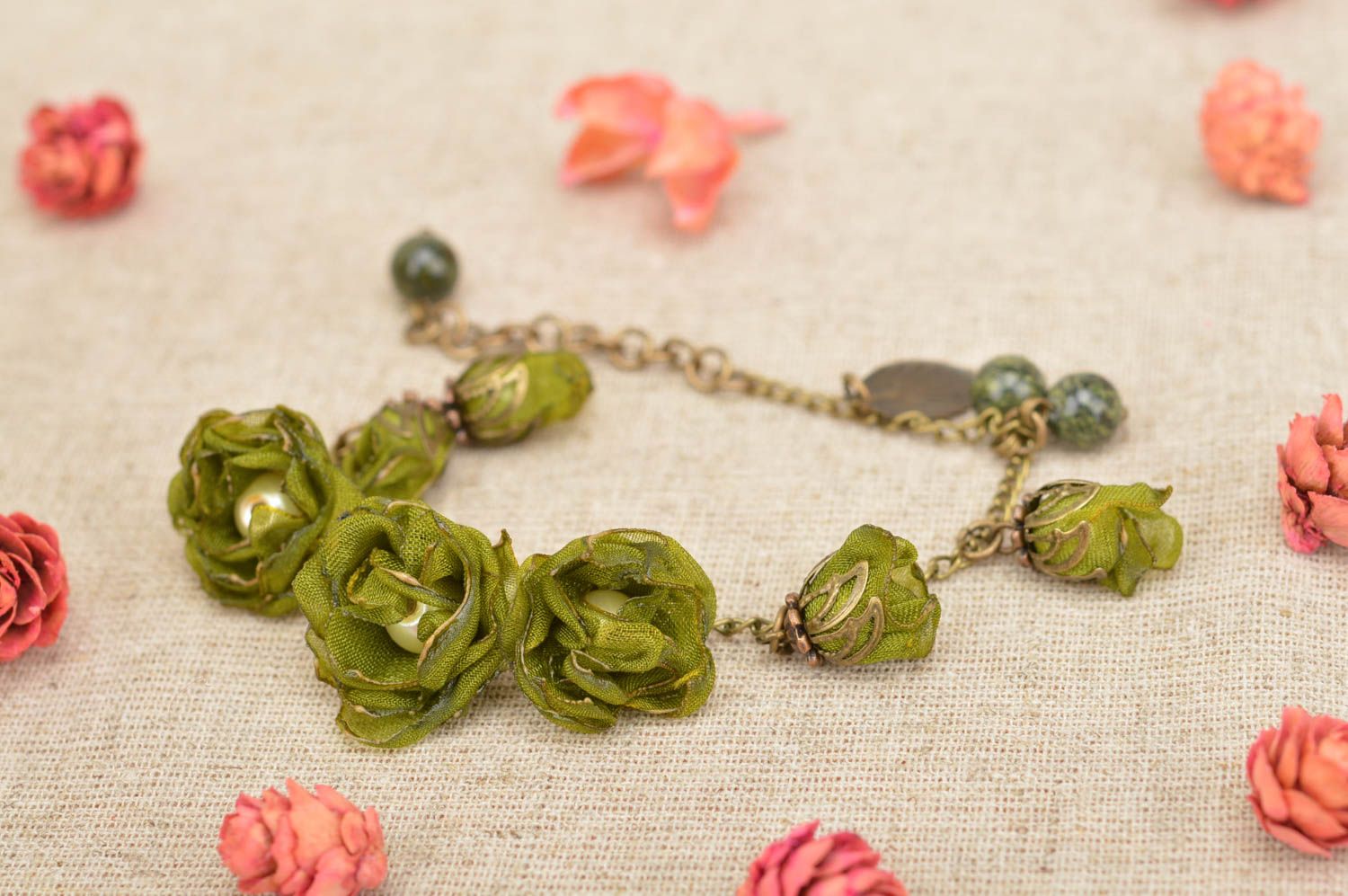 Bracelet en métal Bijou fait main Accessoire femme original fleurs vertes tissu photo 1