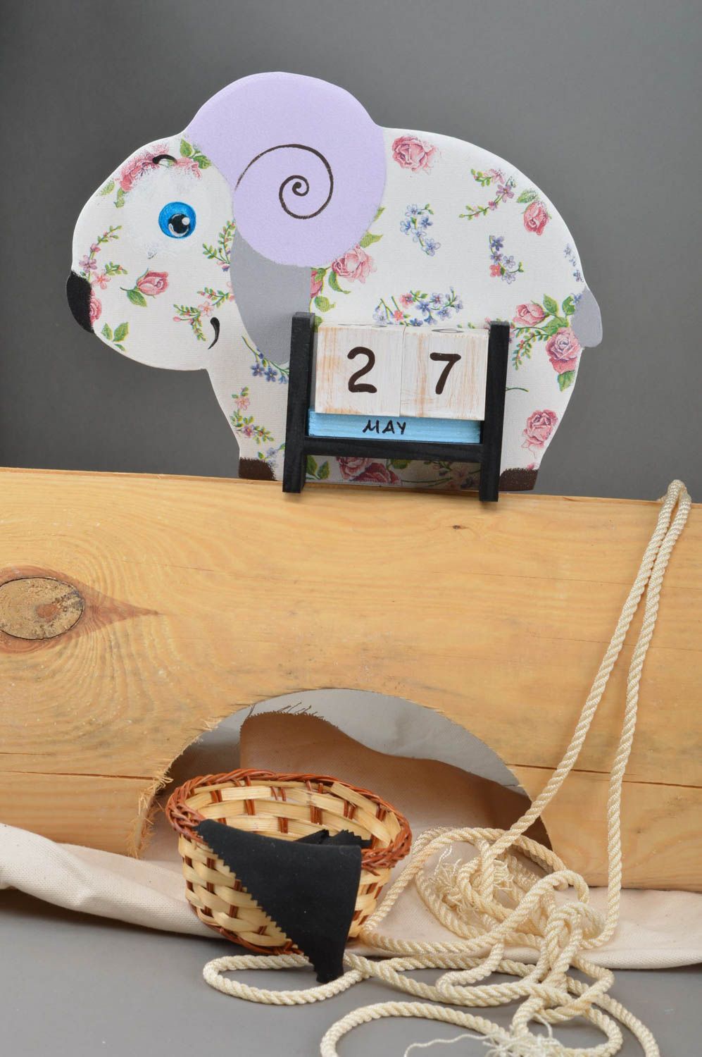 Calendrier en bois de table fait main avec cubes serviettage Mouton avec roses photo 1