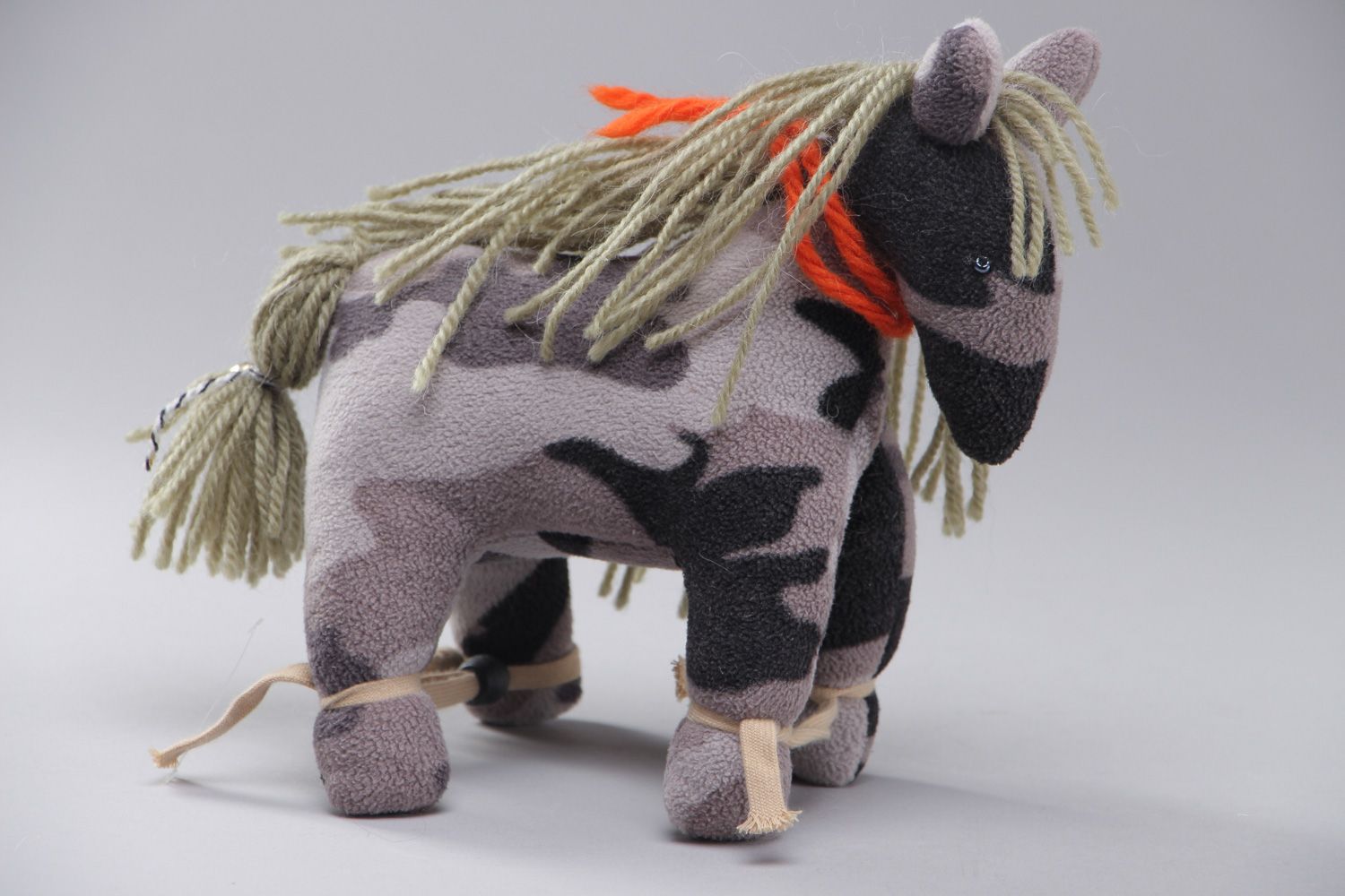 Handgemachtes Spielzeug aus Stoff Pferd mit Mähne und Schweif aus Wollfäden  foto 1
