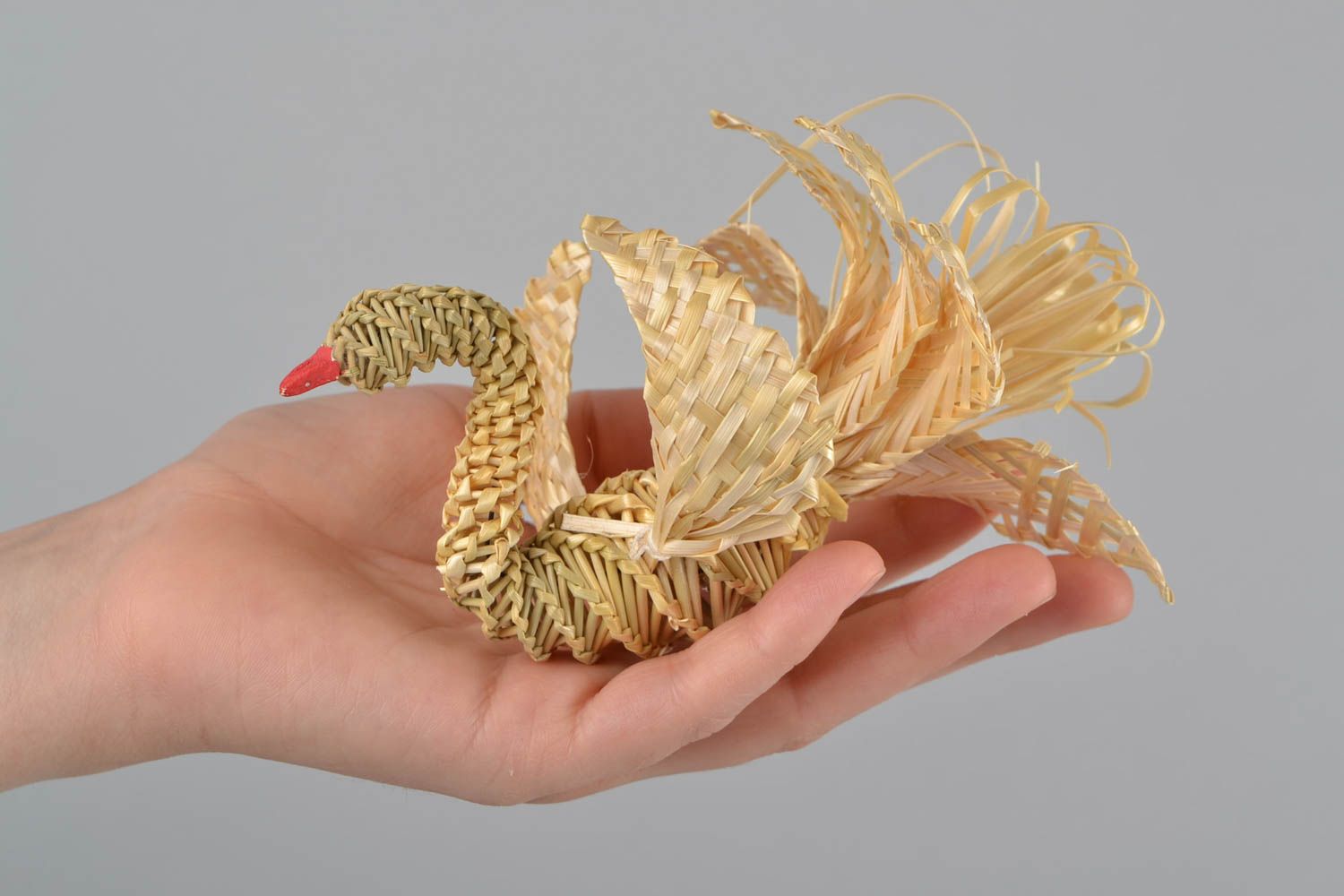 Плетеный сувенир из соломы в виде лебедя небольшой красивый ручной работы фото 2