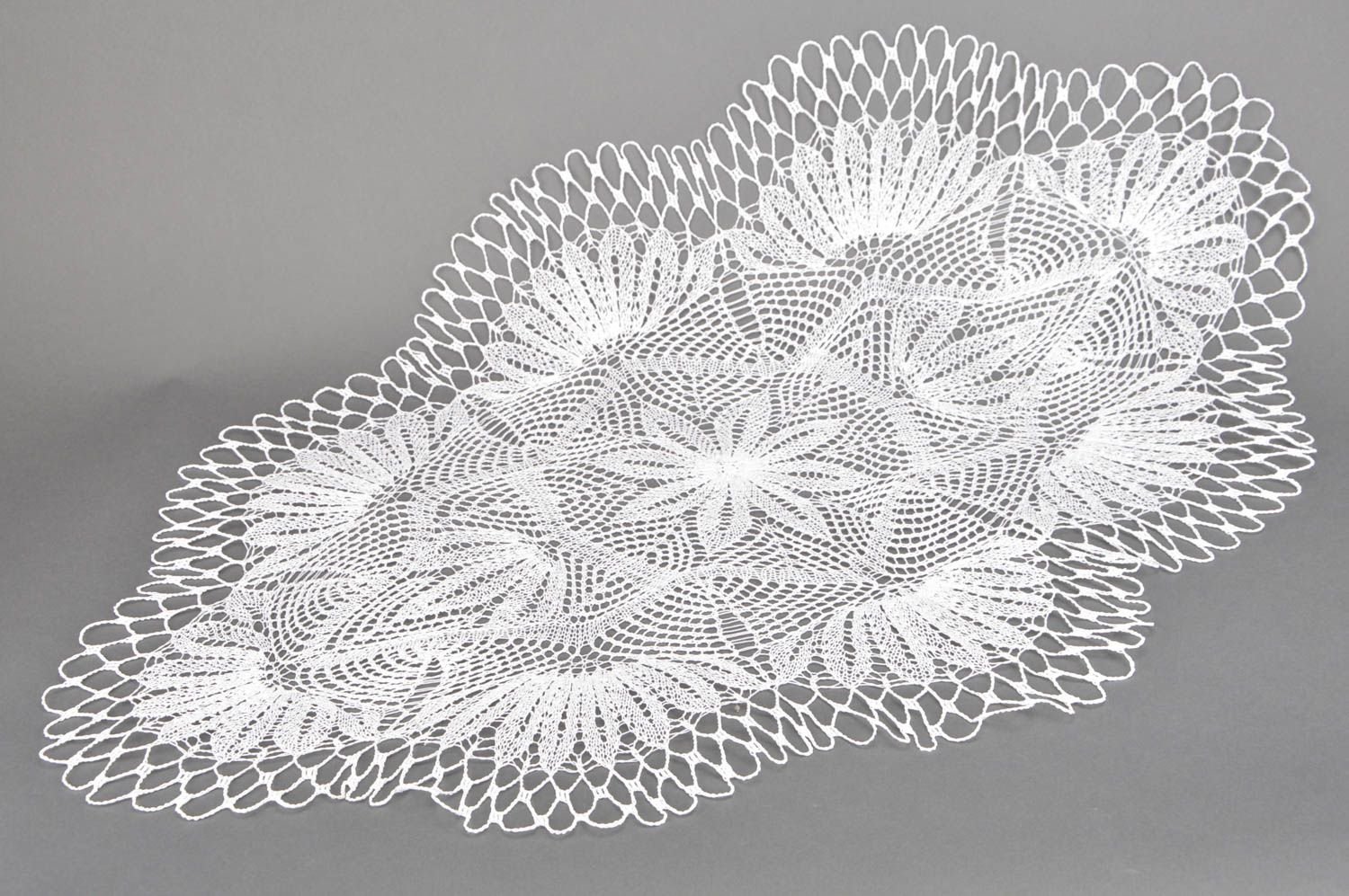 Weiße Deko Serviette für den Tisch aus Baumwolle gehäkelt interessant handmade foto 4